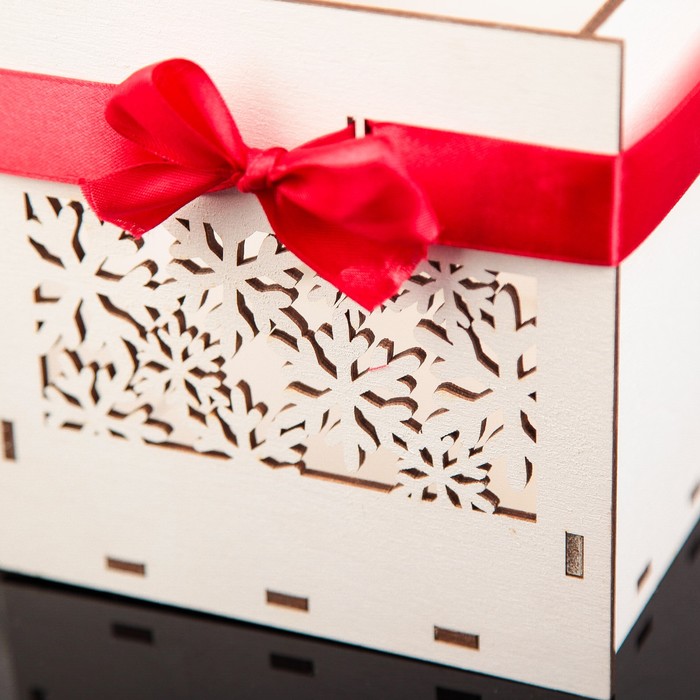 Подарочная коробка квадратная со снежинками, 16,3 х 16,6 х 16,2 см, белый