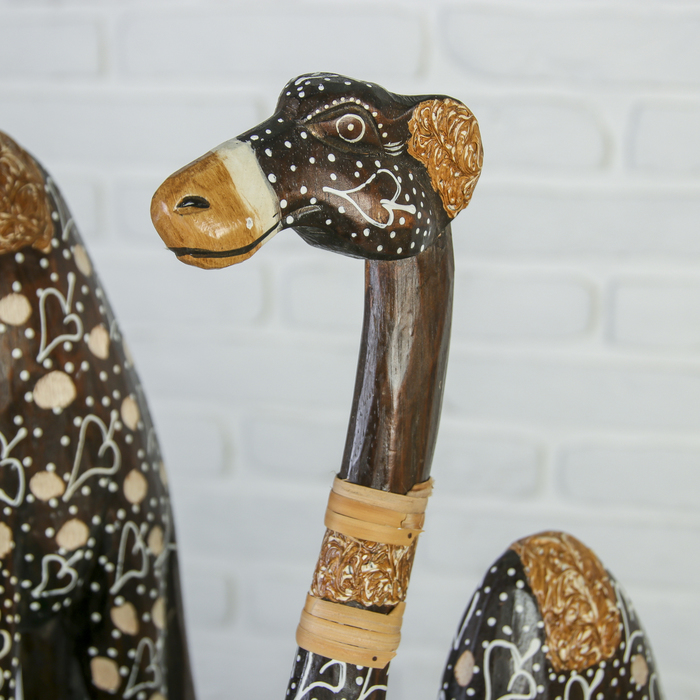 Сувенирный набор "Верблюды" (100,80,60) см, резной декор с сердечками, дерево