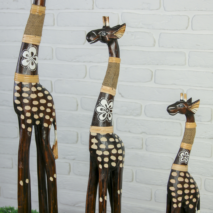 Сувенирный набор "Жирафы" (100,80,60) см, с цветком в резн.крапинку, дерево