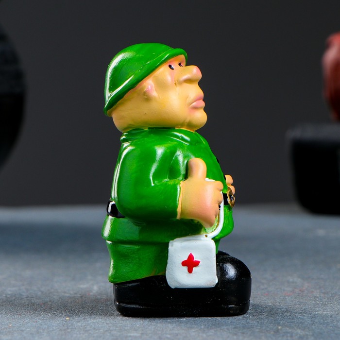 Фигура "Солдат с аптечкой" 5х4х8см