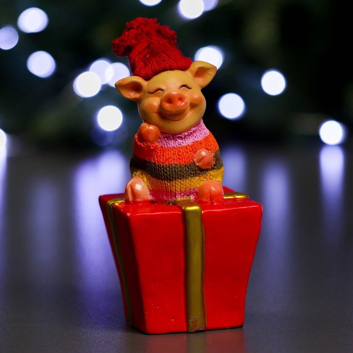 Фигура "Свинка Чмока на подарке" 7х7х18см