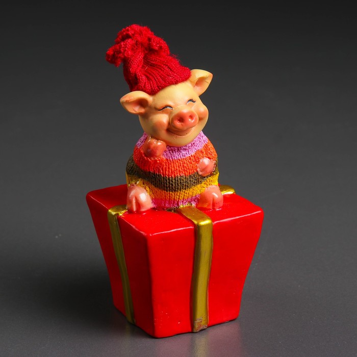 Фигура "Свинка Чмока на подарке" 7х7х18см