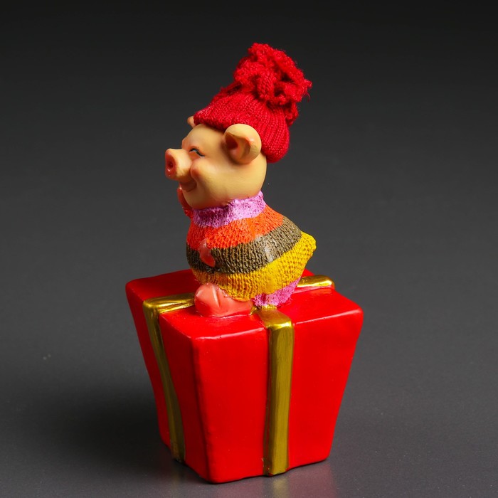 Фигура "Свинка Чмока на подарке" 7х7х18см