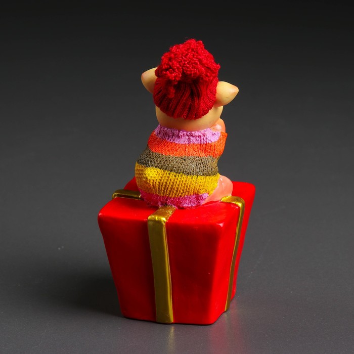 Фигура "Свинка Чмока на подарке" 7х7х18см