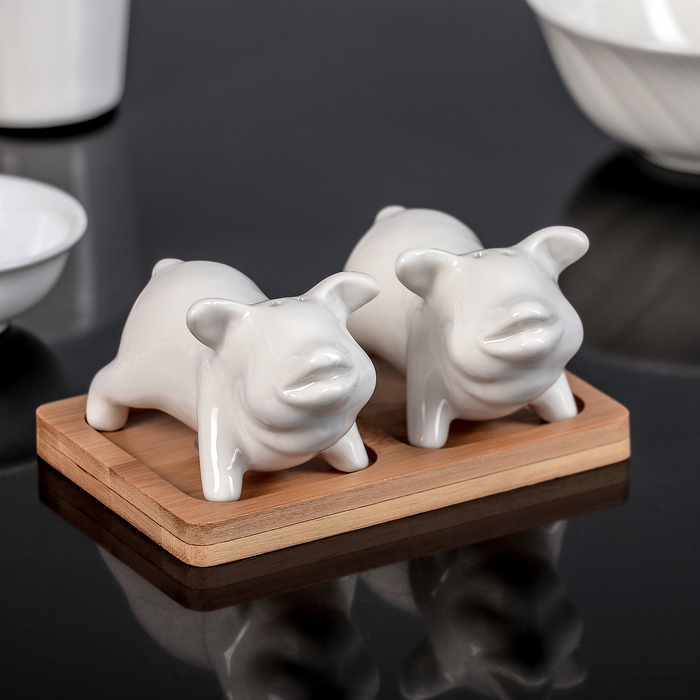 Набор для специй "Эстет. Свинки", 2 предмета: солонка, перечница, на деревянной подставке