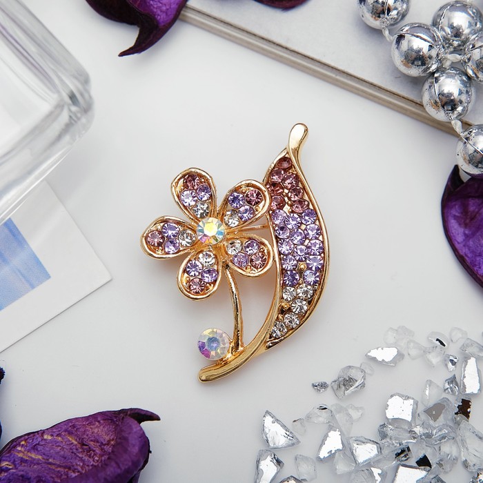 Брошь "Цветок" под листочком, цвет сиреневый в розовом золоте