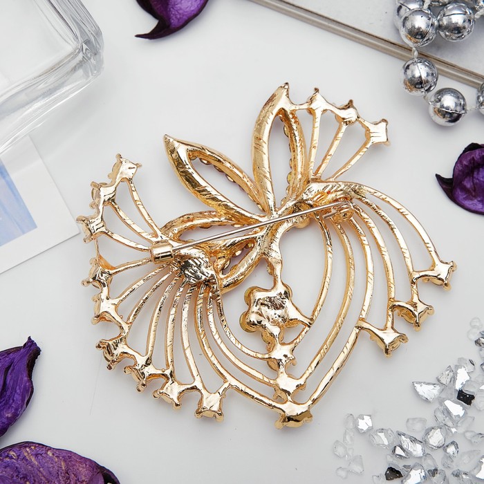 Брошь "Бабочка" в лучах, цвет бело-фиолетовый в золоте
