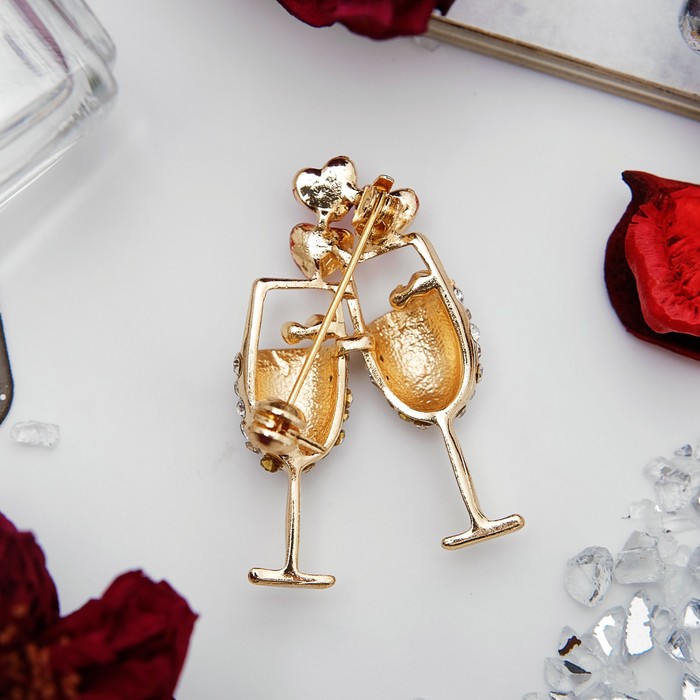 Брошь "Вино любви", цвет бело-красный в золоте