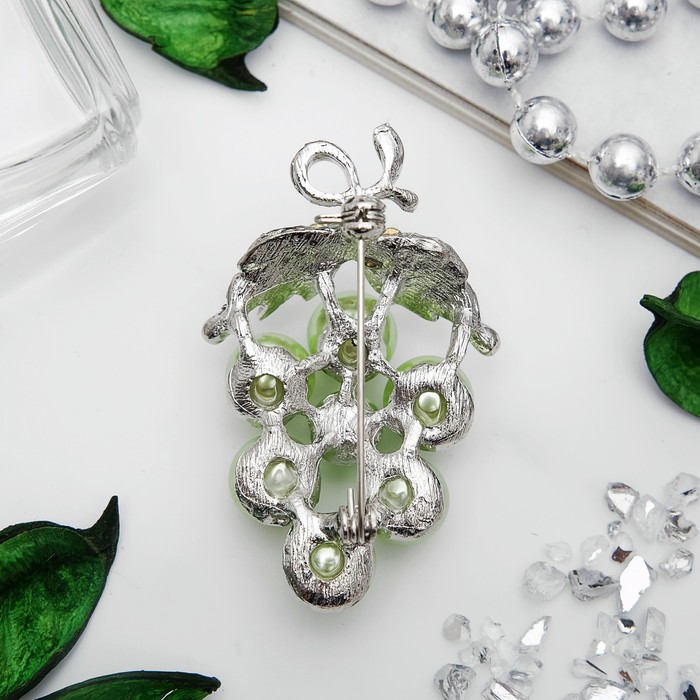 Брошь "Виноград" киш-миш, цвет бело-зеленый в серебре