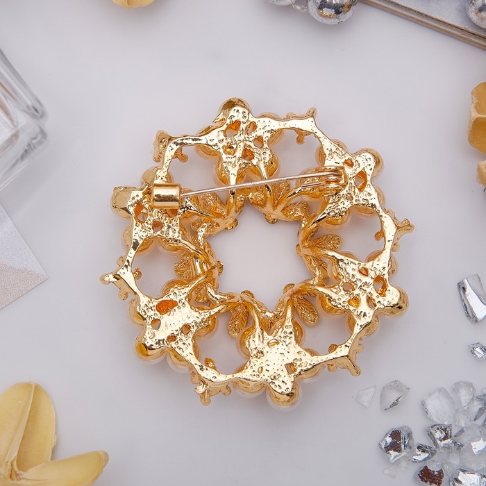 Брошь "Венок жемчужный" цветочки, цвет белый в золоте