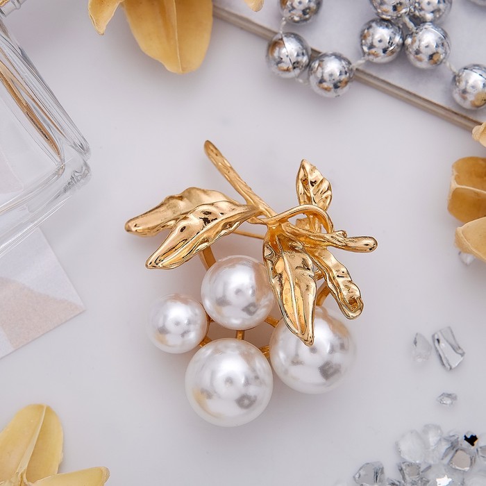 Брошь "Ягодная гроздь", цвет белый в золоте