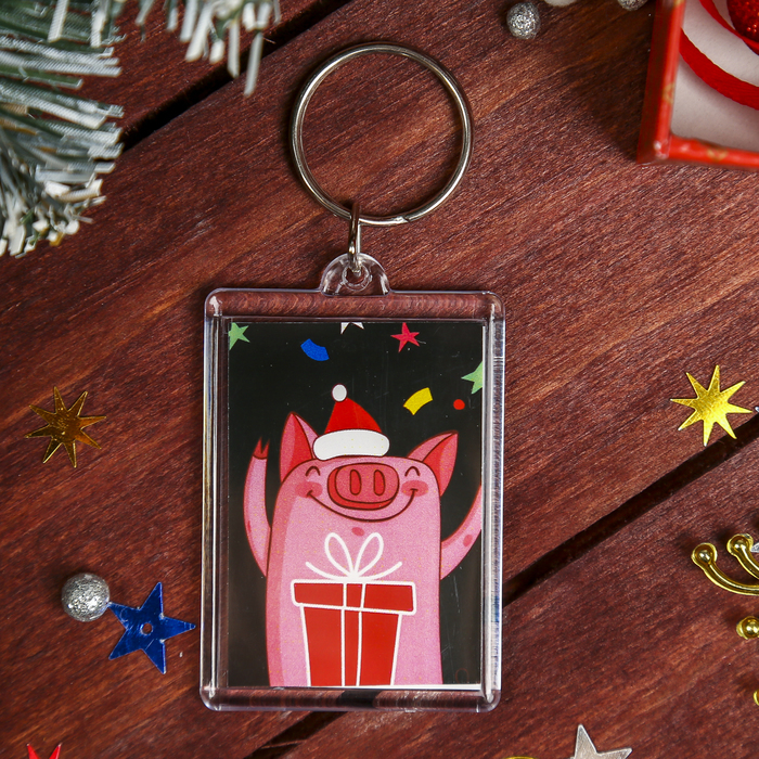 Брелок акрил "Хрюшка с подарком" 5х3,5 см