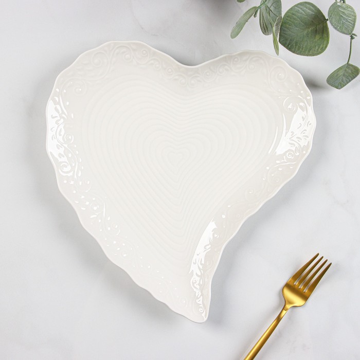 Блюдо сервировочное «Сердце», 30×28×3 см, цвет белый