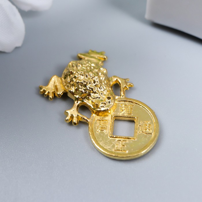 Сувенир металл Денежная жаба с монетой золото 2,6х1,5 см