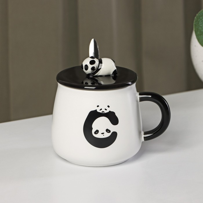 цена Кружка керамическая с крышкой и ложкой «Панда», 450 мл, цвет белый и чёрный