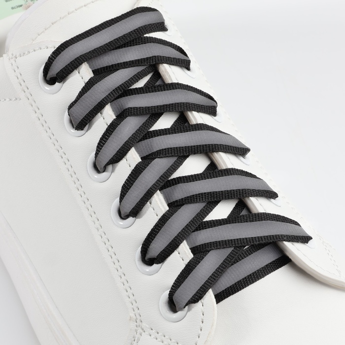 фото Шнурки для обуви, пара, плоские, со светоотражающей полосой, 10 мм, 110 см, цвет чёрный onlitop