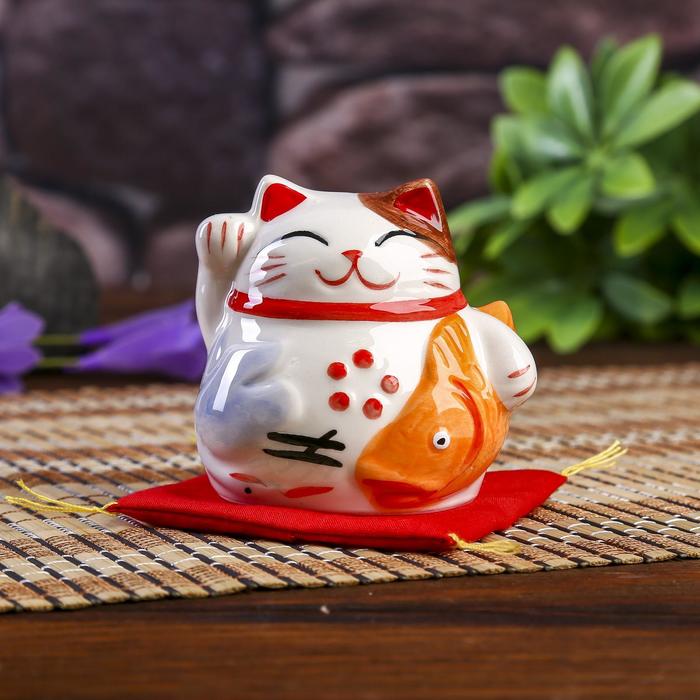 Сувенир кот копилка керамика Манэки-нэко с рыбкой на подушке 6,5х7,5х6,3 см