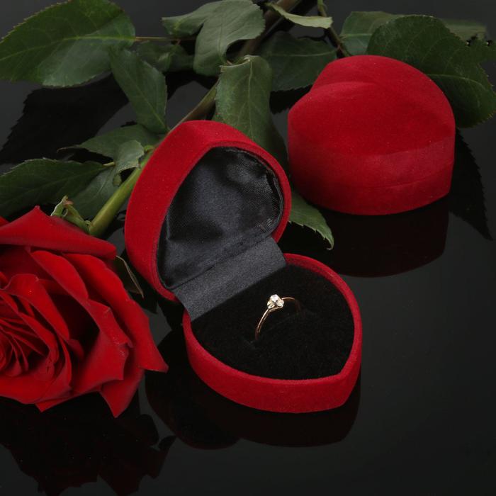 фото Футляр бархатный под кольцо "сердце" 6x6,5x4, цвет бордовый, вставка черная