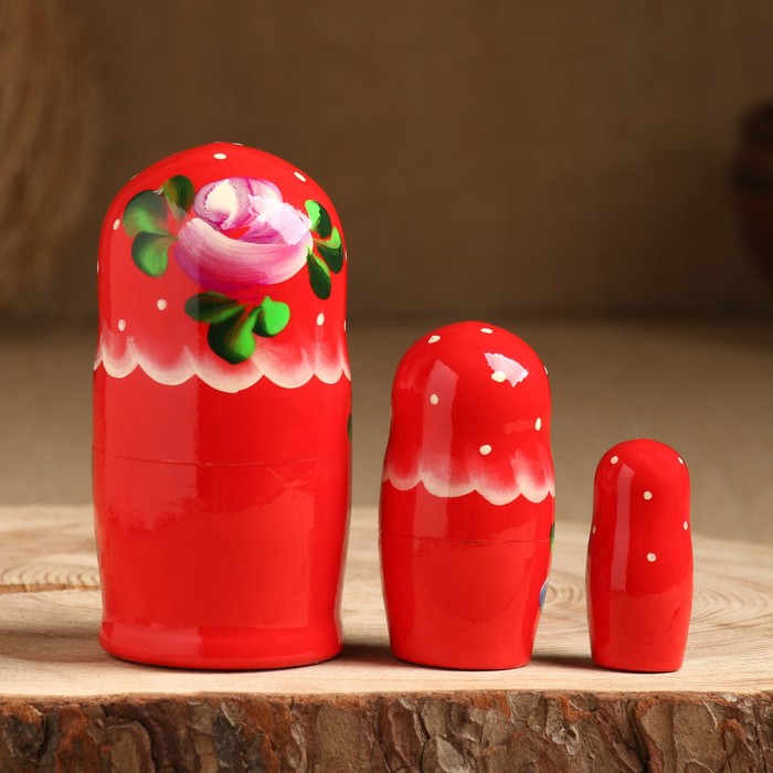 

Матрёшка «Цветочки», красный платок, 3 кукольная, 10 см