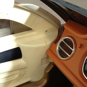 

Электромобиль BENTLEY BENTAYGA, окраска глянец коричневый, EVA колеса, уценка (сколы краски, трещины)