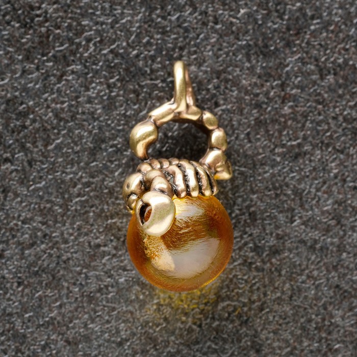 Брелок-талисман "Скорпион", натуральный янтарь