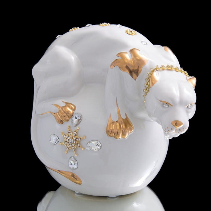 Сувенир "Белая пантера на шаре со стразами"