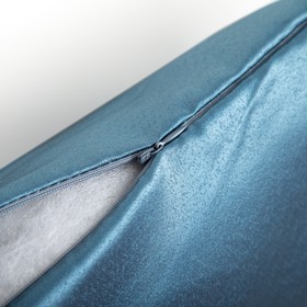 

Декоративная подушка «Этель» 40×40 см, Дамаск TEAL SOLID