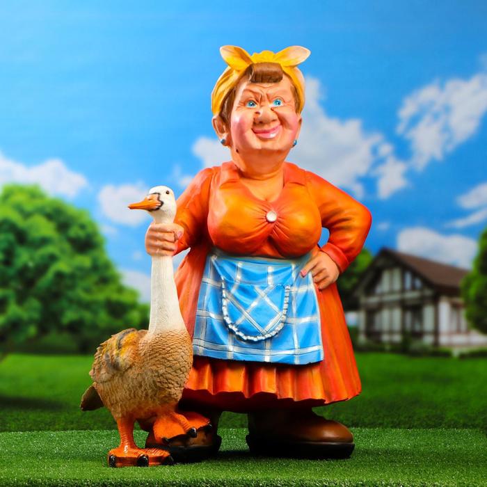 фото Садовая фигура "хозяйка с гусем" 78см оранжевое платье хорошие сувениры