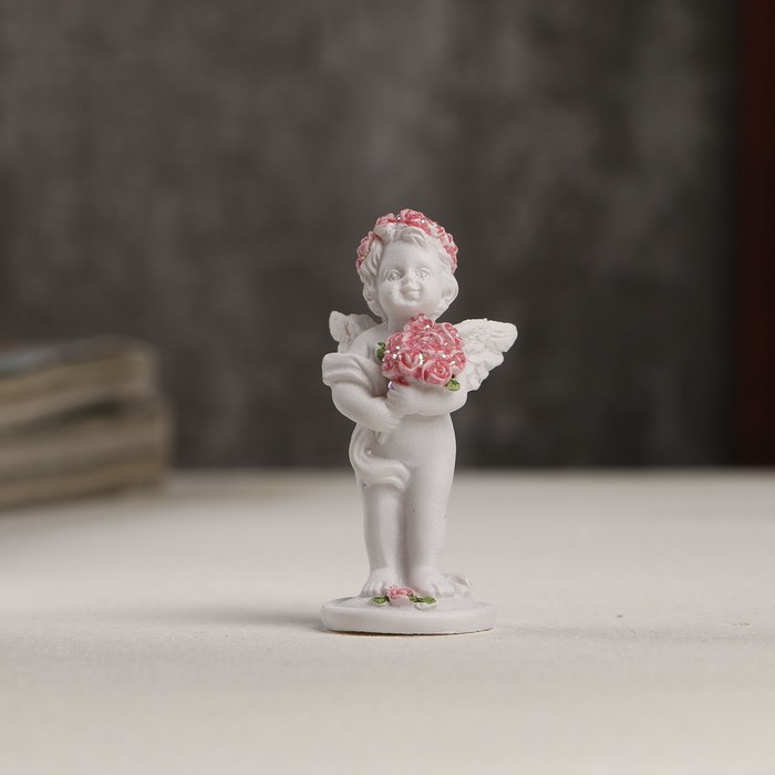 Сувенир полистоун Белоснежный ангел в розовом веночке с букетом роз 5,3х2,3х2,3 см