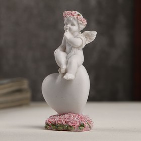 Сувенир полистоун "Белоснежный ангел в розовом веночке верхом на сердце" 8,5х4,3х2,2 см от Сима-ленд