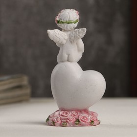 Сувенир полистоун "Белоснежный ангел в розовом веночке верхом на сердце" 8,5х4,3х2,2 см от Сима-ленд