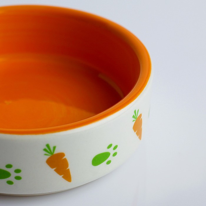 Миска керамическая для грызунов двухцветная с морковками, 80мл, 8,8х8,8х3 см, оранжево-белая