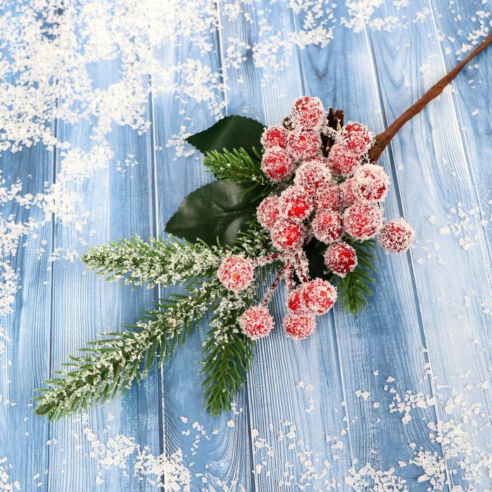Декор Зимние грезы ветка хвои ягоды шишка, 27 см декор зимние грезы белые шарики шишка 15 см