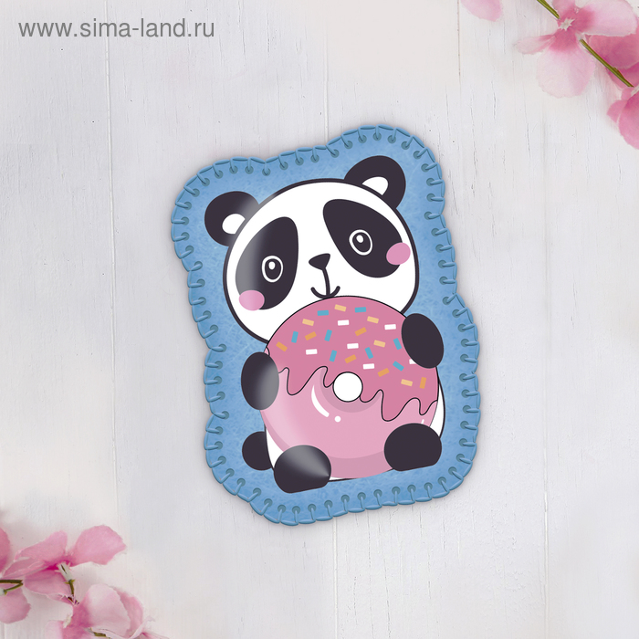 

Брошь из фетра «Панда с булочкой», с термонаклейкой и перфорацией