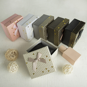 

Коробочка подарочная под браслет/часы "Треугольники" блестящие, 9*9 (размер полезной части 8,4х8,4см), цвет МИКС