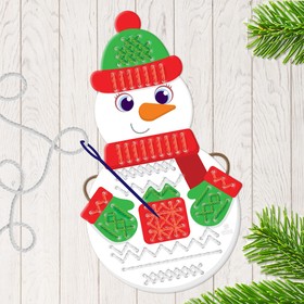 Новогодний набор для творчества. Вышивка пряжей «Новый год! Снеговик» на картоне с пластиковой иглой
