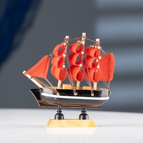 Корабль сувенирный малый «Марианна», борта с белой полосой, паруса алые, 3×10×10 см Ош
