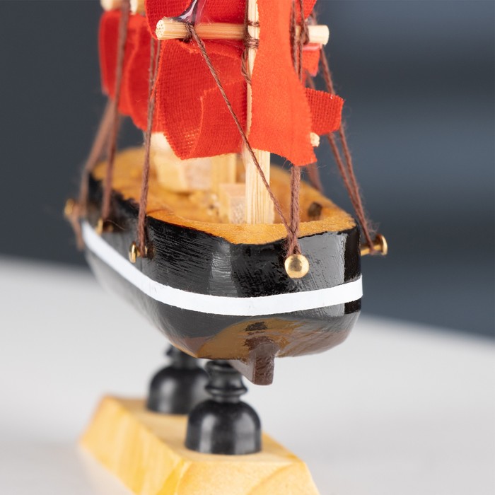 Корабль сувенирный малый «Марианна», борта с белой полосой, паруса алые, 3×10×10 см