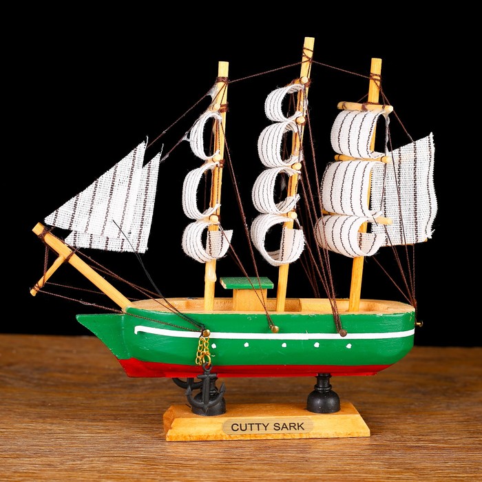 Корабль сувенирный малый «Трёхмачтовый», борта зелёные с белой полосой, паруса белые, 16 × 4 × 13,5 см