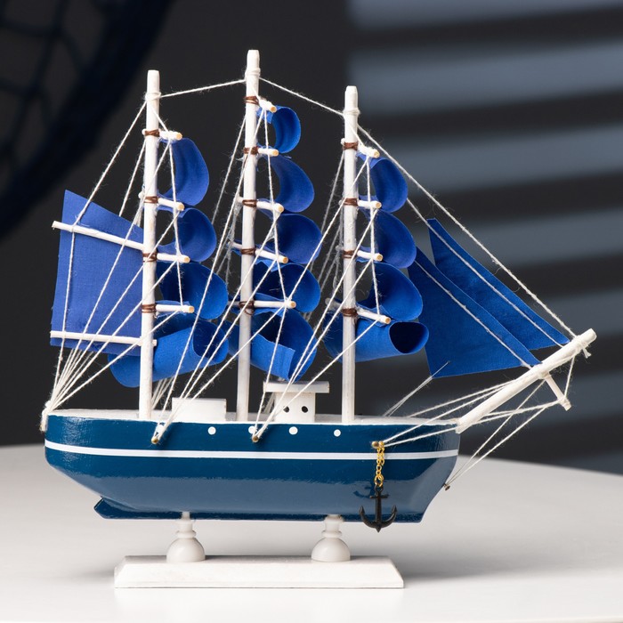 Корабль сувенирный малый «Дорита», борта синие с белой полосой, паруса синие,23×5,5×21 см