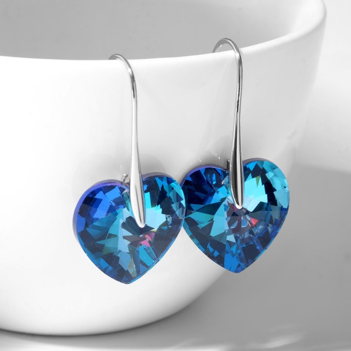 Серьги с кристаллами «Сияние сердца», цвет синий в серебре