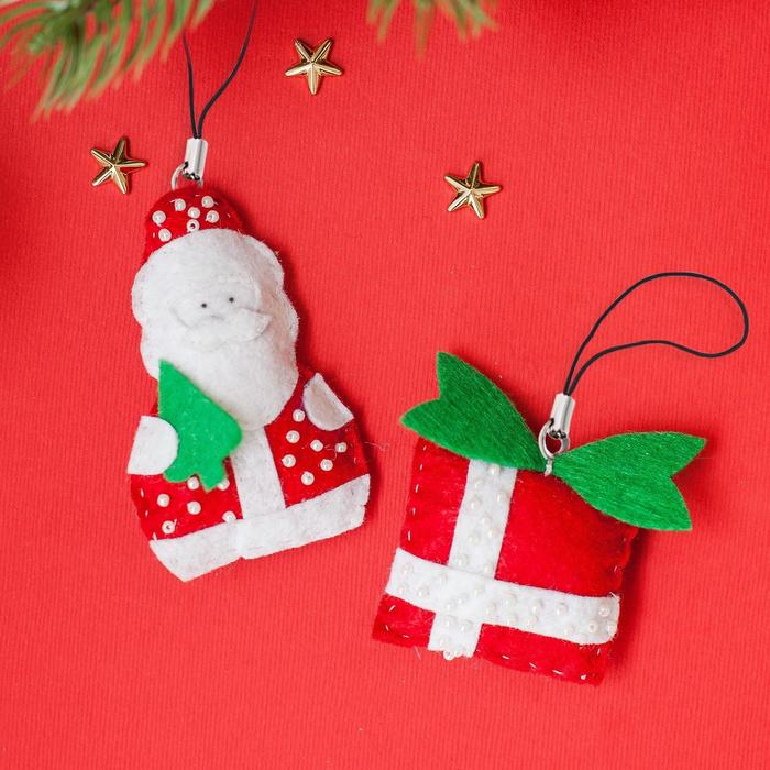 Новогодние игрушки, брелоки из фетра «Дед Мороз с подарками»