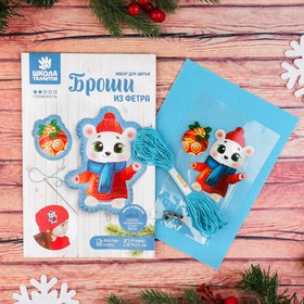 

Новогодняя брошь из фетра «Белый мишка»