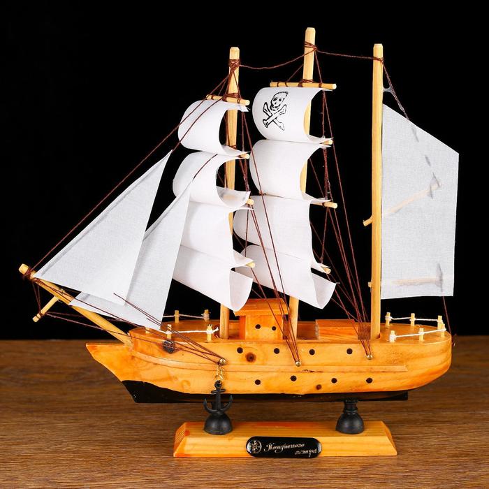 Корабль сувенирный малый «Аляска», борта светлое дерево, паруса белые пиратские, 4,5×23×24 см
