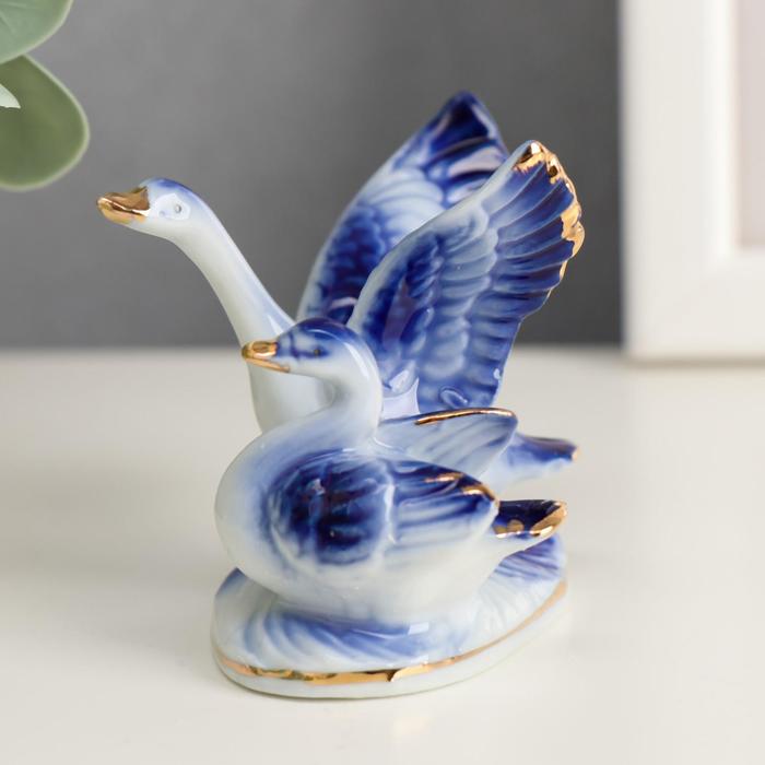 Сувенир "Два лебедя-малютки. Взлёт" под фарфор