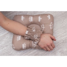 

Подушка для кормления и сна baby joy, размер 24 х 26 см, принт короны, цвет кофейный
