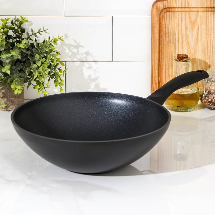 фото Сковорода-wok «традиция», 3 л, d=28 см, пластиковая ручка, антипригарное покрытие, цвет чёрный kukmara