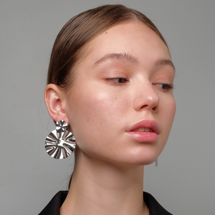 Серьги металл "Атмосфера" планета и спутник, цвет серебро 4505153