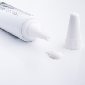 

Клей для накладных ресниц Kiss Strip Lash Adhesive KPLGL05, с алоэ, прозрачный
