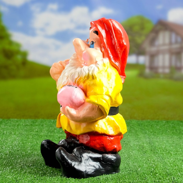 Садовая фигура "Гном с мячами" красные штаны
